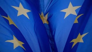 Eine Fahne der EU weht im Wind. Die Wahl zum Europäischen Parlament findet vom 6. bis 9. Juni 2024 in den EU-Mitgliedstaaten statt. In Deutschland ist der 9. Juni der Wahltag.