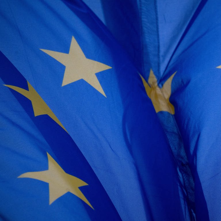 Eine Fahne der EU weht im Wind. Die Wahl zum Europäischen Parlament findet vom 6. bis 9. Juni 2024 in den EU-Mitgliedstaaten statt. In Deutschland ist der 9. Juni der Wahltag.