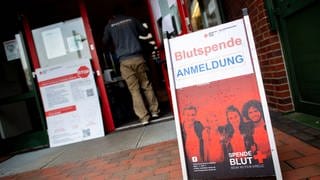 Ein Schild mit der Aufschrift "Blutspende - Anmeldung" steht vor dem Eingang der Oberschule Emstek. Im Jahr 2021 feierte das DRK ein besonderes Jubiläum - es wird 100 Jahre alt.