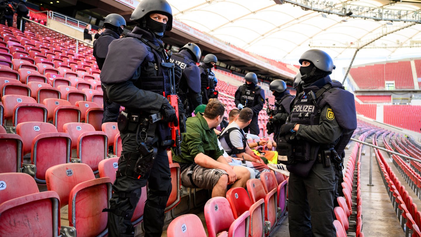 Polizisten sichern eine Stadiontribüne bei einer Übung zur Fußball-EM