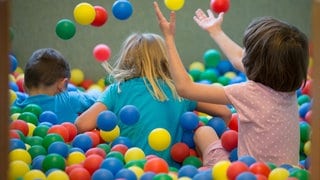 Kinder spielen in einem Bällebad