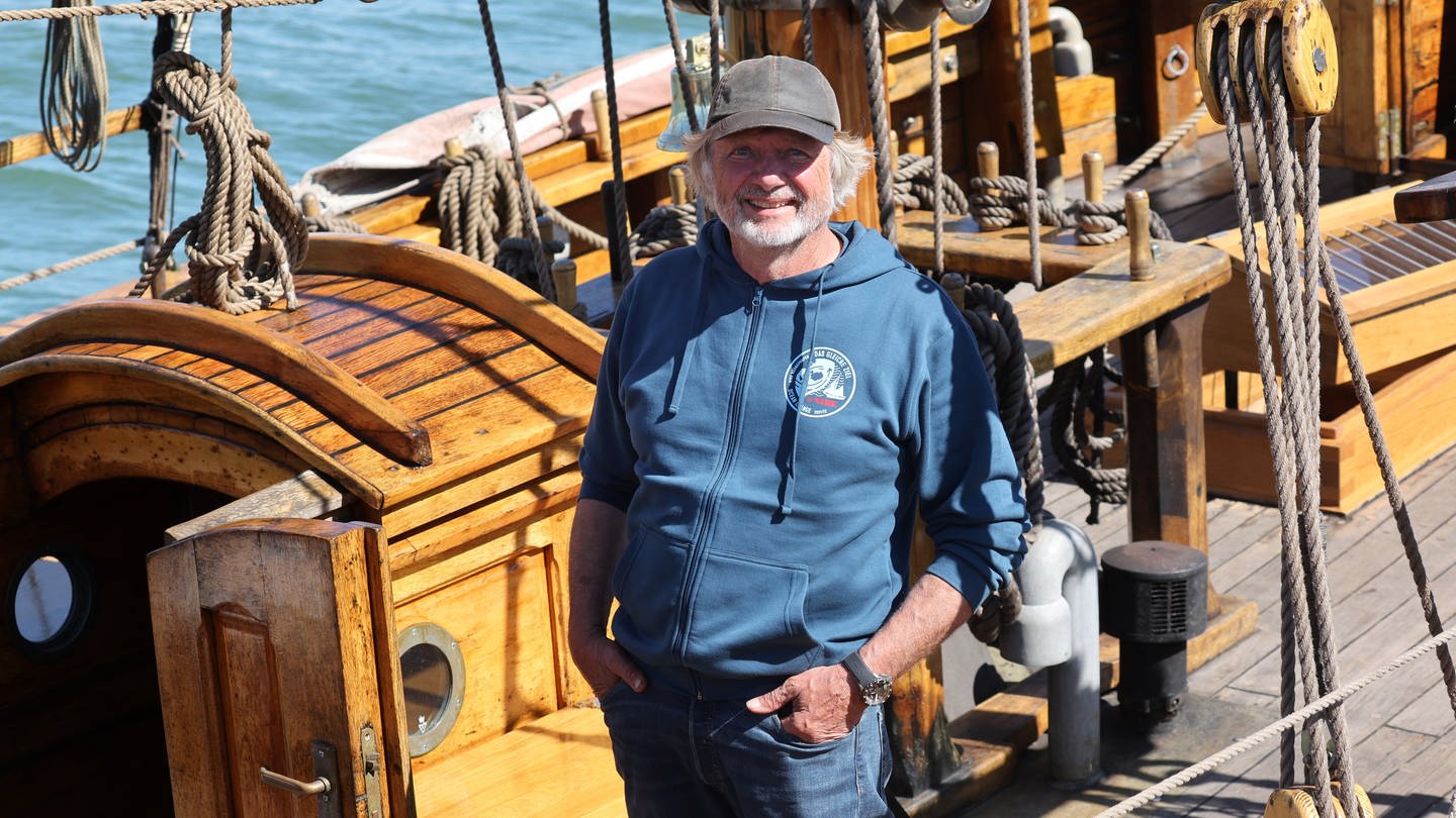 Bei einem Pressetermin steht Arved Fuchs, Polarforscher und Buchautor, auf Schiff 