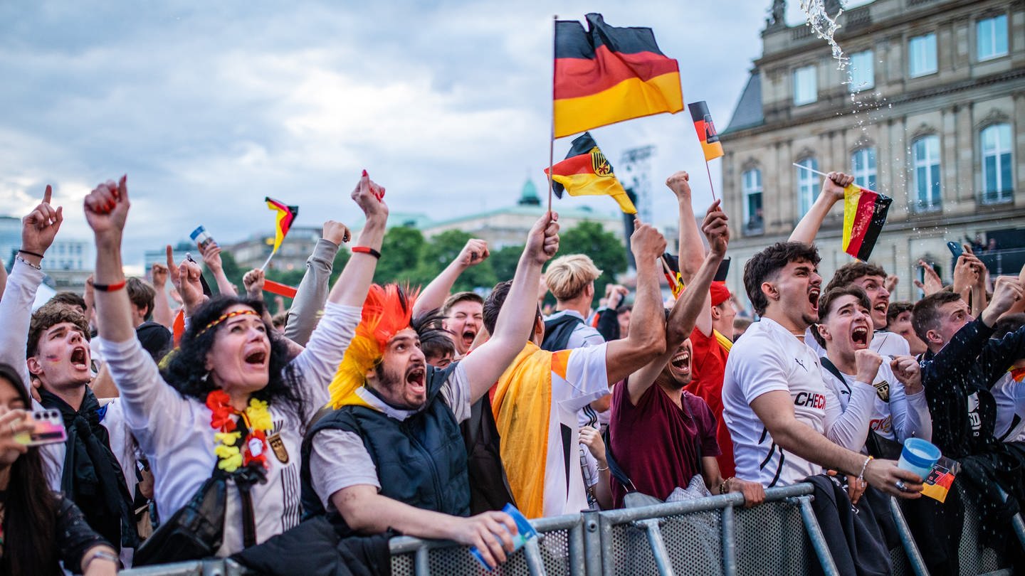 Deutschland-Fans bejubeln beim Public Viewing auf dem Schlossplatz das 1:0 der deutschen Nationalmannschaft im Spiel gegen Schottland