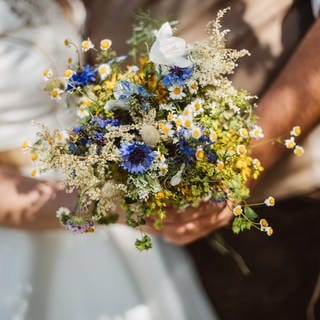 Slowflowers: Brautstrauß mit Blumen aus dem Garten von Caroline Wolf