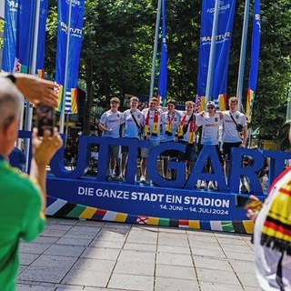 Fußball: EM, Public Viewing Ungarn - Deutschland: Deutsche Fans lassen sich in der Innenstadt von Stuttgart mit einem großen "Stuttgart"-Schriftzug fotografieren