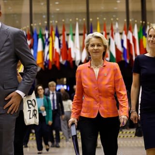 Die Präsidentin der Europäischen Kommission Ursula von der Leyen (M) und Estlands Premierministerin Kaja Kallas gehen gemeinsam zu einer Pressekonferenz während eines EU-Gipfels.
