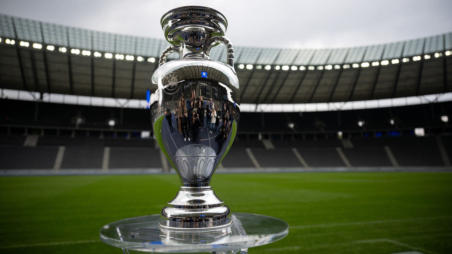 Der EM-Pokal steht während einer Präsentation im Berliner Olympiastadion.