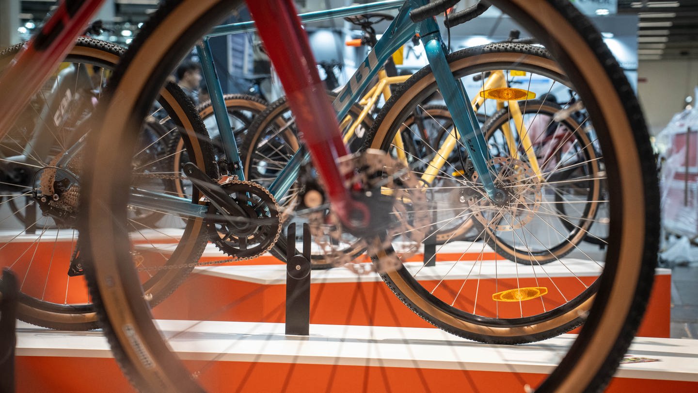 Fahrräder stehen an einem Stand auf der Fahrradmesse Eurobike. Viele E-Bikes sollen leichter werden und es gibt neue Tools.