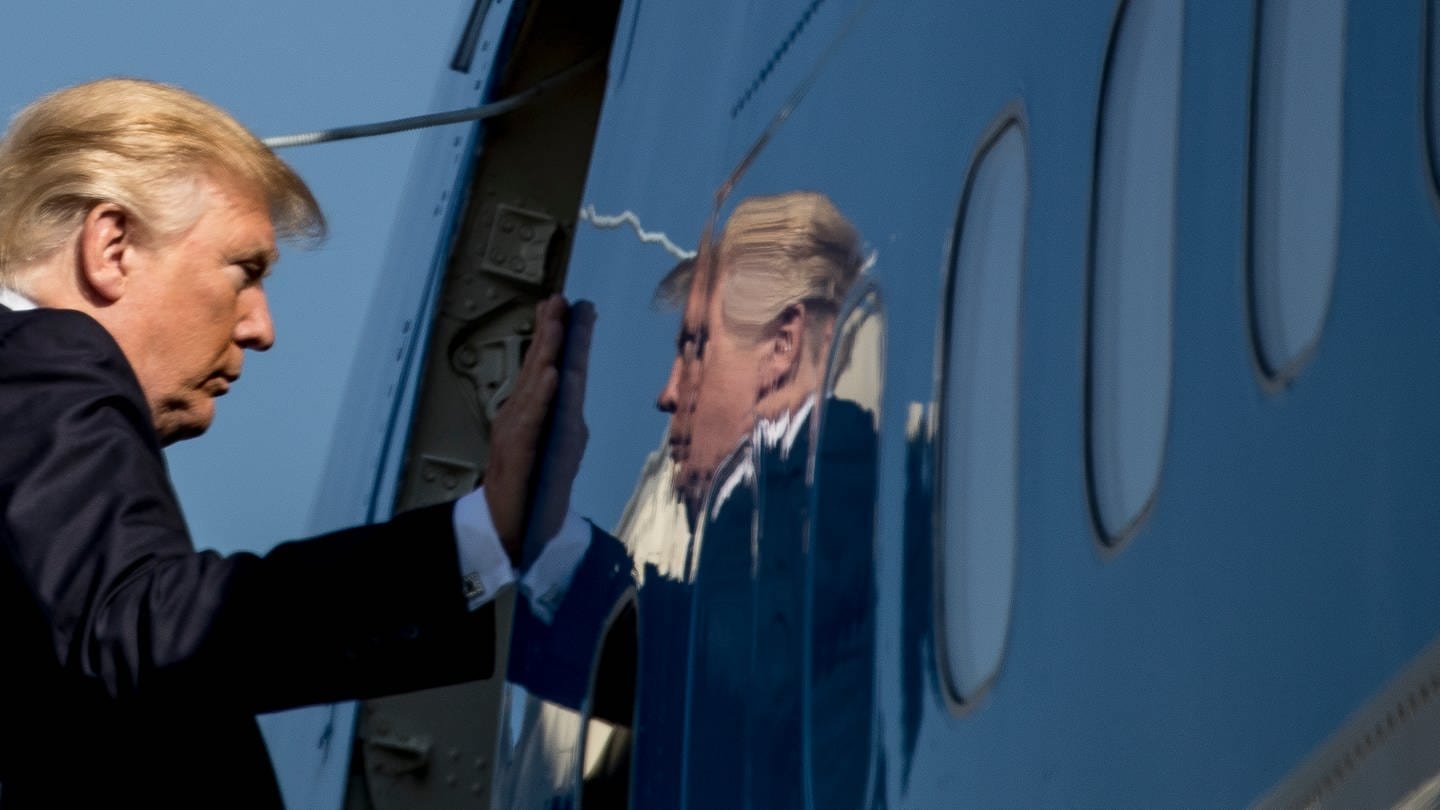 Donald Trump betritt den Hubschrauber 