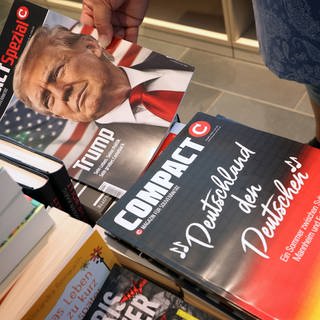 Zwei Ausgaben des Magazins "Compact" - eine über Donald Trump, eine mit der Aufschrift "Deutschland den Deutschen" - liegen in einem Zeitschriftengeschäft.