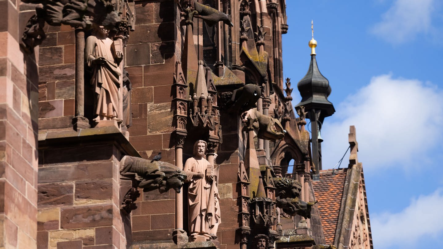 Figuren und Verzierungen sind an der Fassade des Freiburger Münsters zu sehen.
