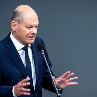 Bundeskanzler Olaf Scholz (SPD) nimmt an der Regierungsbefragung im Deutschen Bundestag teil.