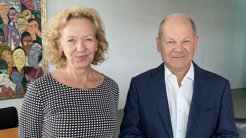 Evi Seibert, ARD-Korrespondentin und Olaf Scholz, Bundeskanzler