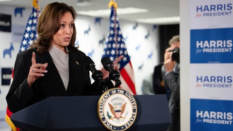 Kamala Harris steht am Rednerpult.