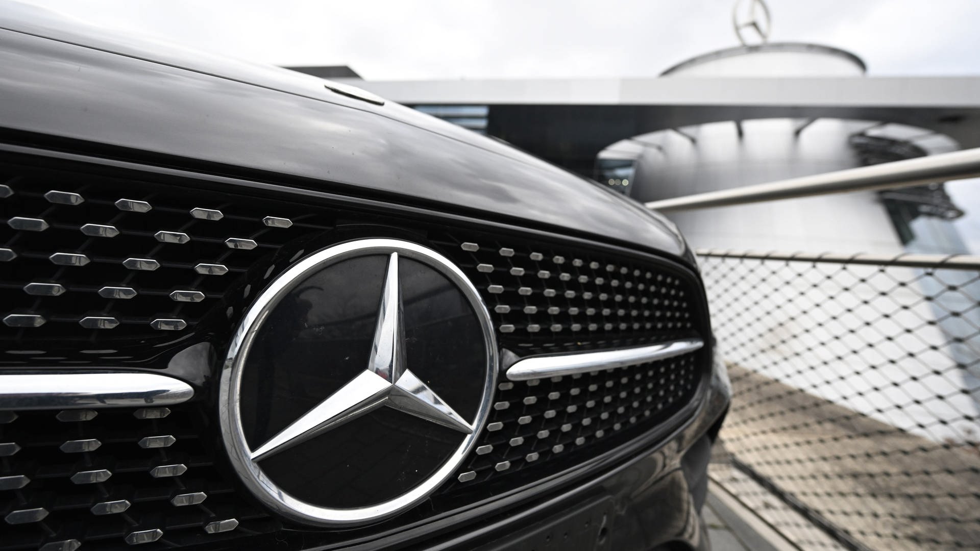 Gewinneinbruch bei Mercedes-Benz - Weniger E-Autos und teure Top-Modelle verkauft