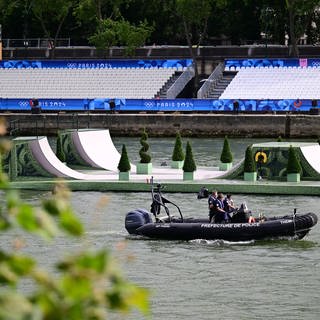 Ein Polizeiboot auf der Seine in Paris.
