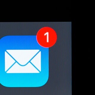 Das E-Mail-Symbol des Iphones zeigt: Eine Nachricht ist angekommen