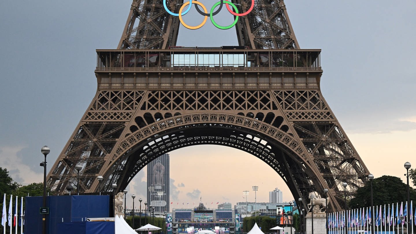 Die Olympischen Ringe zieren den Eiffelturm in Paris