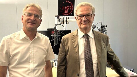 ARD Korrespondent Hans-Joachim Vieweger und Kay Scheller, Präsident des Bundesrechnungshofes