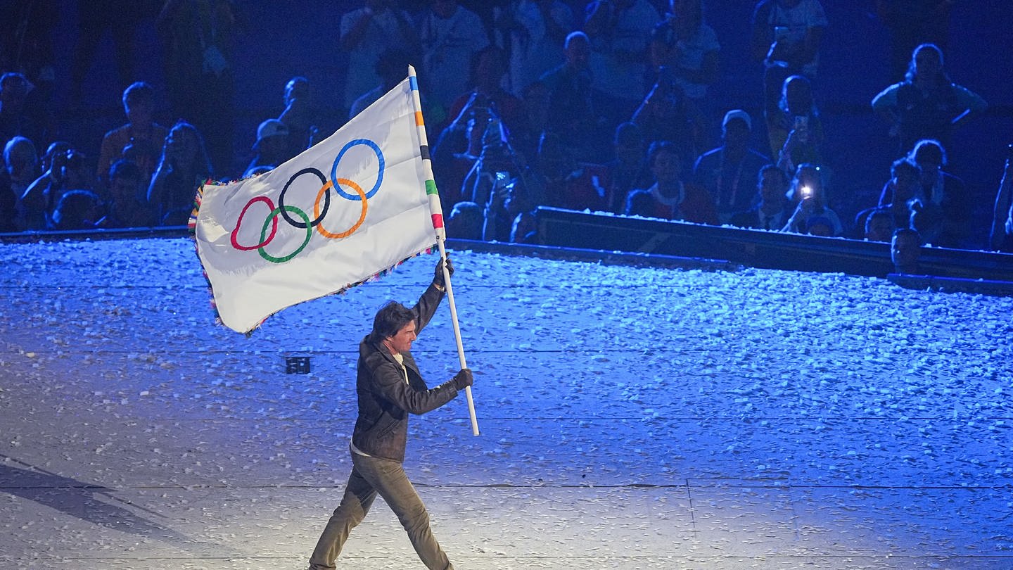 Olympia, Paris 2024, Stade de France, US-Schauspieler Tom Cruise hält während der Schlussfeier die olympische Fahne