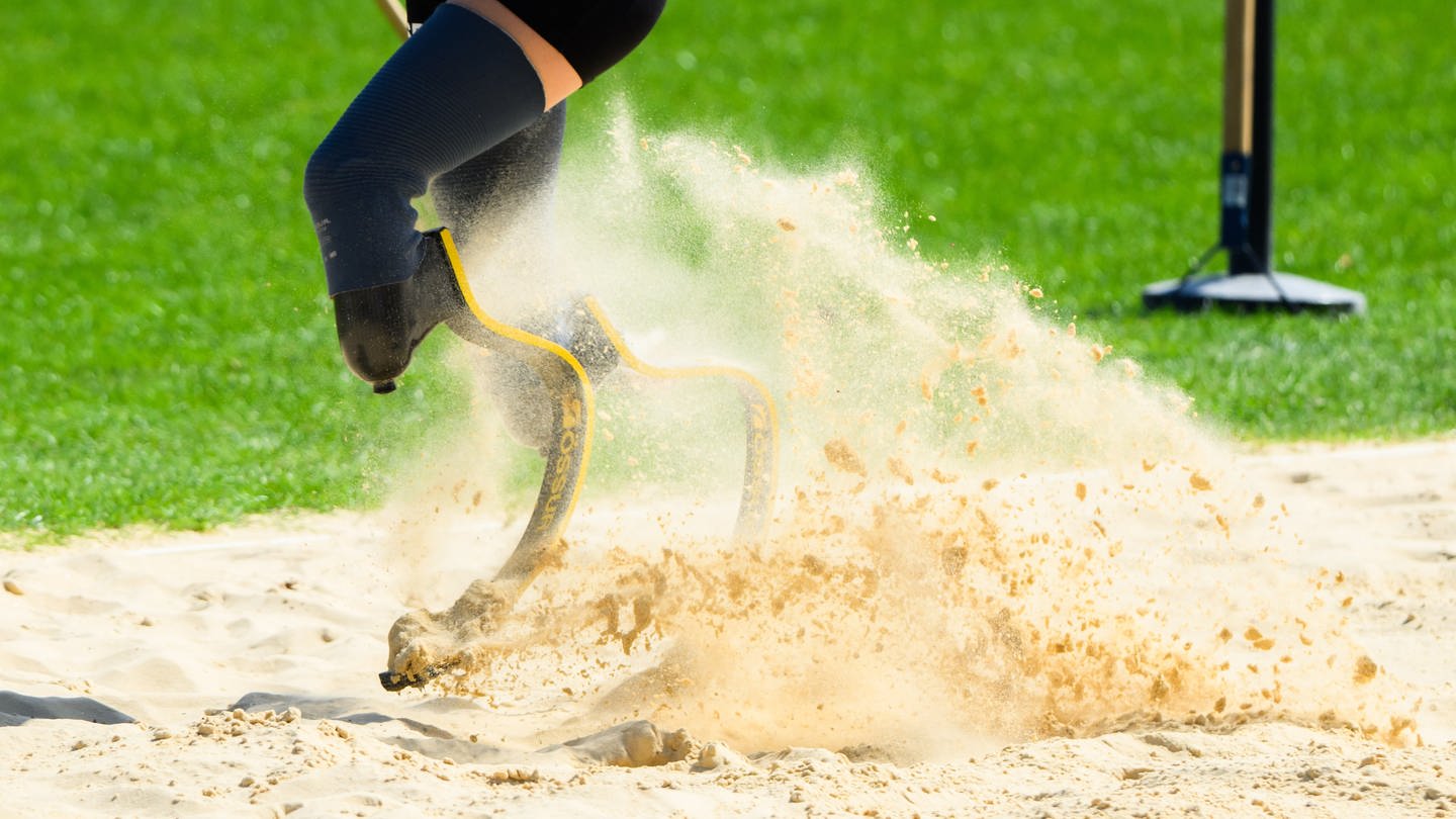 Paralympics, Paris 2024, Leichtathletik Training, eine Weitspringerin landet mit ihren beiden Beinprothesen in der Sandgrube.