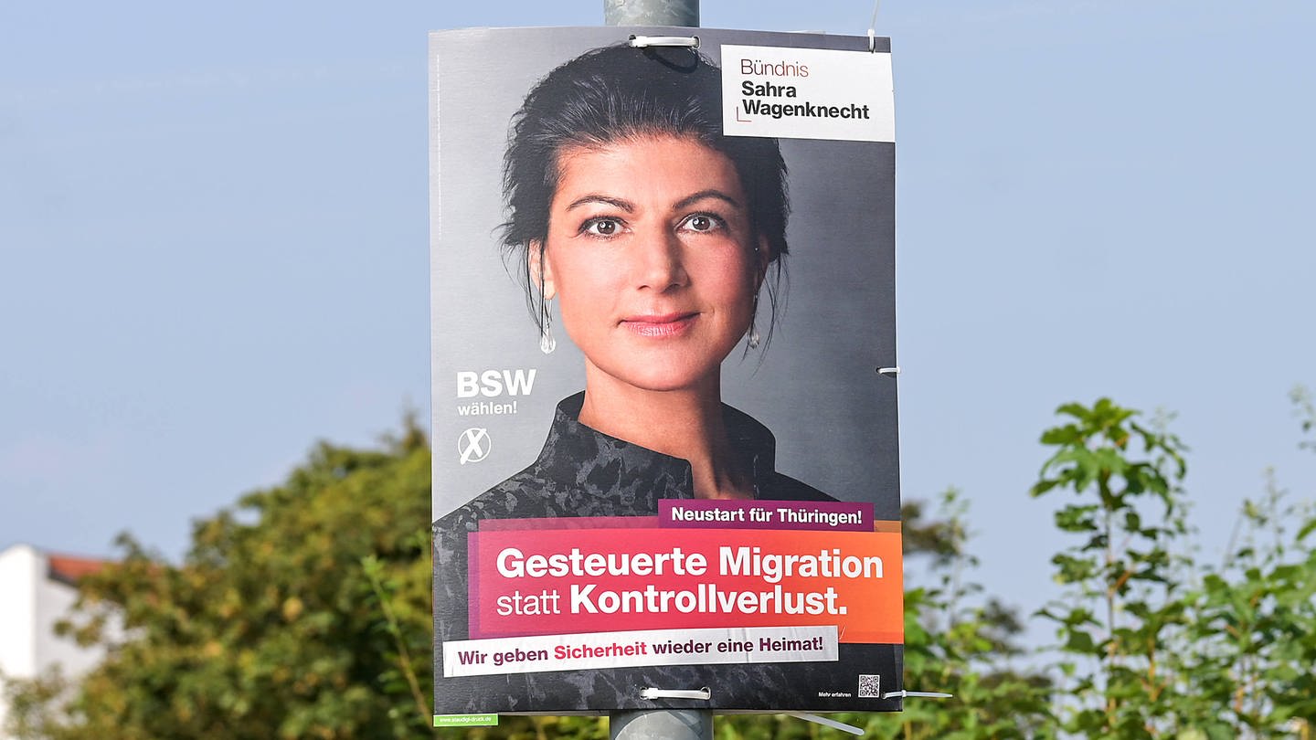 Ein Wahlplakat des BSW ( Bündnis Sahra Wagenknecht ) mit der Aufschrift: Gesteuerte Migration statt Kontrollverlust