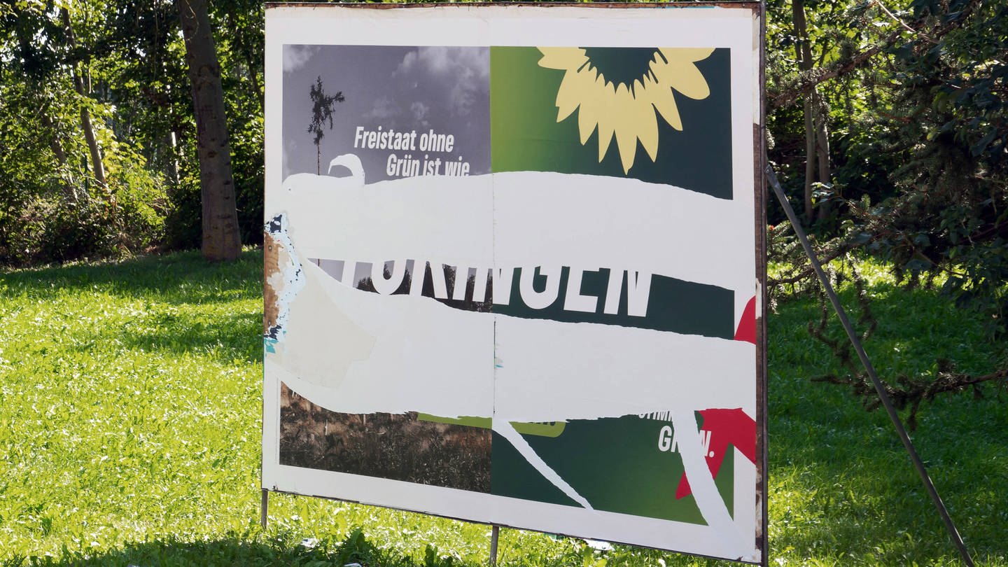 Blick auf ein beschmiertes und abgerissenes Wahlplakat der Partei Buendnis90/Die Gruenen fuer die Thueringer Landtagswahl am 24.08.2024 in Bad Lobenstein