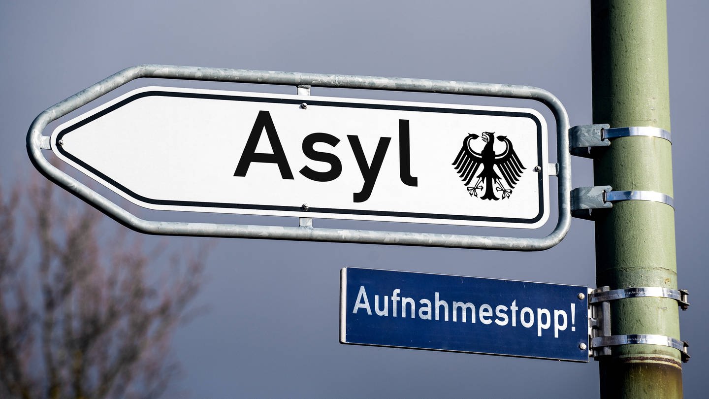 Fotomontage: Wegweiser mit Aufschrift Asyl und Aufnahmestopp