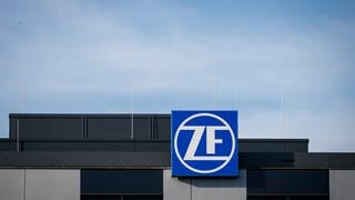 Das ZF-Logo am Verwaltungsgebäude des ZF Werks in Saarbrücken.