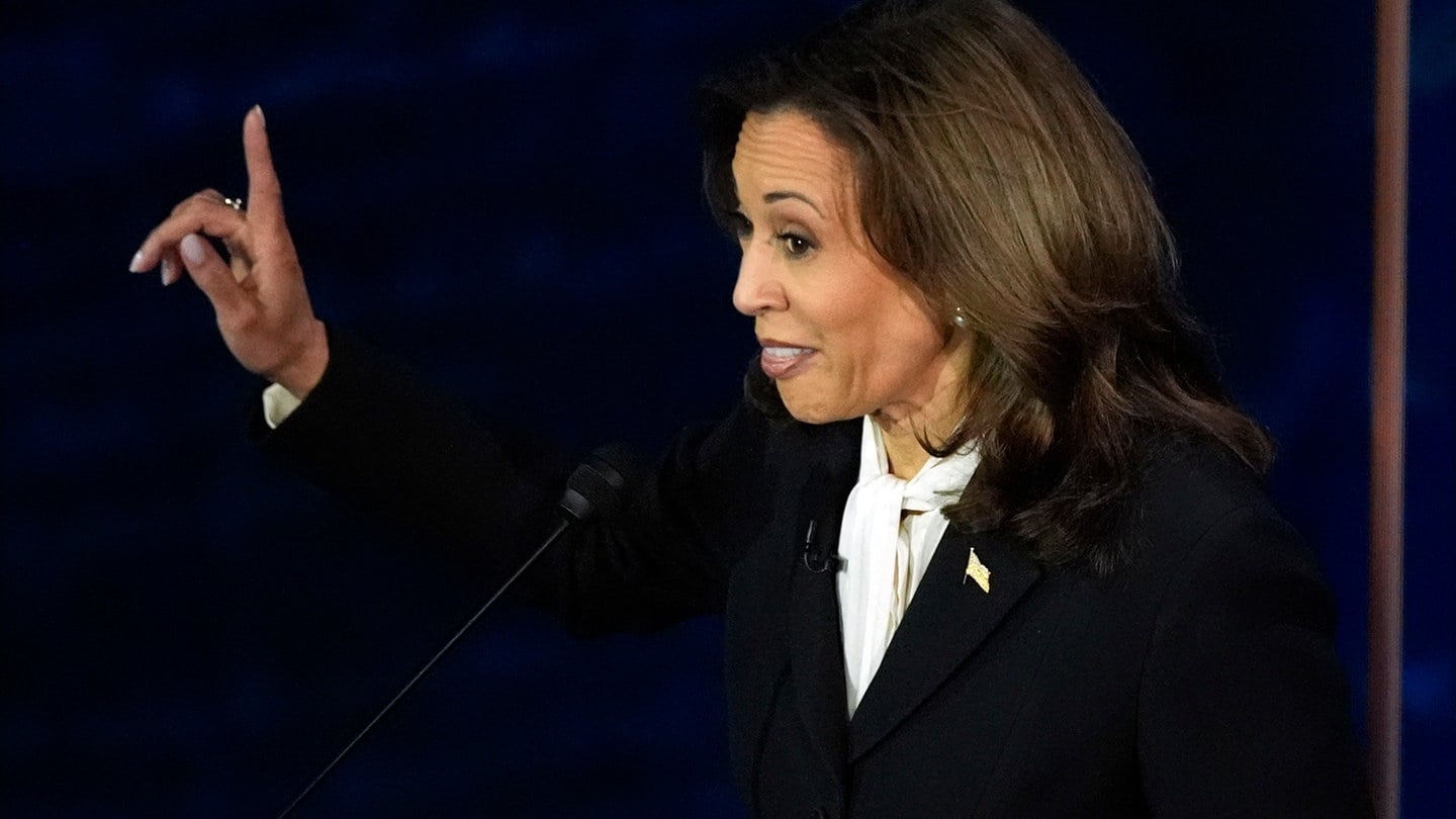 Die demokratische Präsidentschaftskandidatin Kamala Harris hört während einer Präsidentschaftsdebatte mit dem republikanischen Präsidentschaftskandidaten und ehemaligen US-Präsidenten Trump im National Constitution Center zu