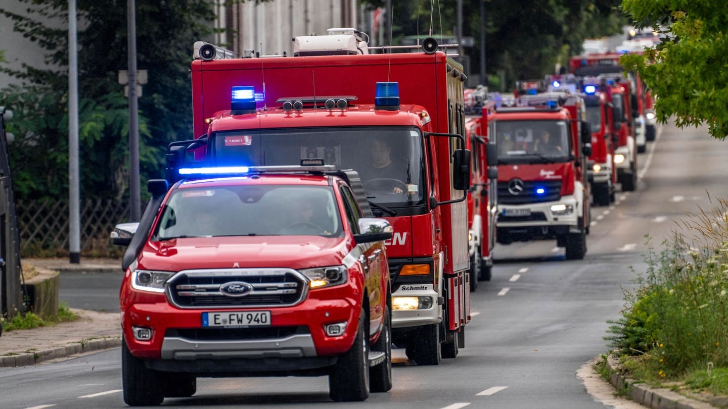 Feuerwehrfahrzeuge aus Essen, Mülheim und Oberhausen, mit 140 Einsatzkräften, auf dem Weg zu einen Einsatzübung, Kolonnenfahrt mit 30 Einsatzwagen, mit Blaulicht und Martinshorn