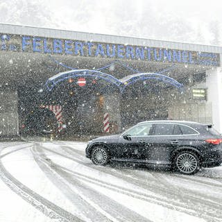 Schneefall am Nordportal des Felbertauerntunnels. Die vorhergesagten starken Niederschläge über Österreich haben zu den ersten Sicherheitssperren von Straßen geführt