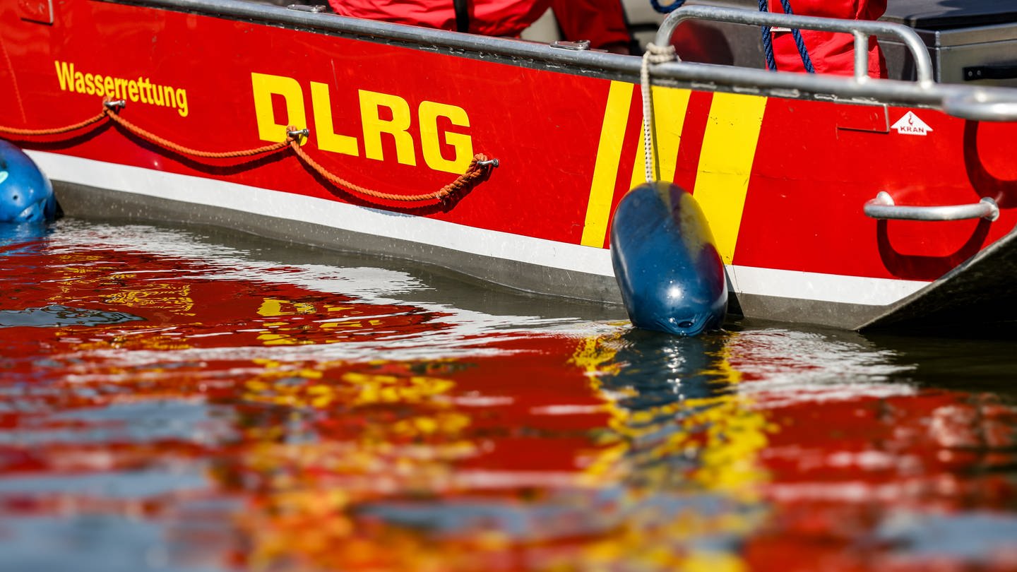 Ein Motorboot der DLRG fährt über einen Fluss bei der Katastrophenschutzübung 2024 DLRG NRW. Bundesweit sind bislang 353 Menschen beim Schwimmen ertrunken.