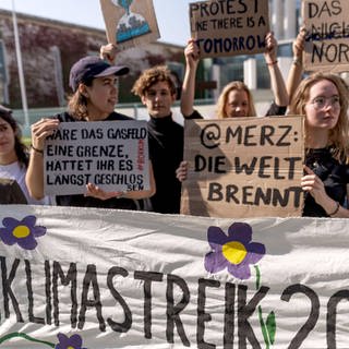 Mitglieder von Fridays for Future Deutschland halten vor dem Bundeskanzleramt bei einer Pressekonferenz zum geplanten globalen Klimastreik am 20. September 2024 ein Transparent mit der Aufschrift "Klimastreik 20.9."