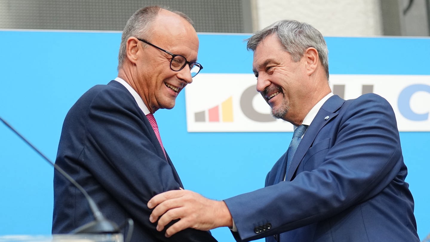 Friedrich Merz (l), CDU-Bundesvorsitzender und Unionsfraktionsvorsitzender, und Markus Söder, CSU-Vorsitzender und Ministerpräsident von Bayern, geben eine Pressekonferenz zur Frage um die Kanzlerkandidatur der Union