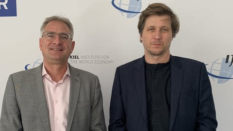 ARD Hauptstadtkorrespondent Hans-Joachim Vieweger und Moritz Schularick, Präsident des Instituts für Weltwirtschaft