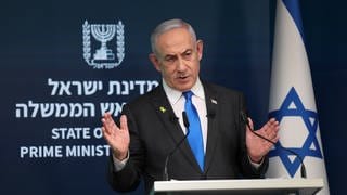 Benjamin Netanjahu, Ministerpräsident von Israel, gestikuliert während einer Pressekonferenz im Pressebüro der Regierung.