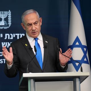 Benjamin Netanjahu, Ministerpräsident von Israel, gestikuliert während einer Pressekonferenz im Pressebüro der Regierung.