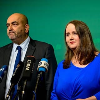 Grünen-Parteivorsitzende Ricarda Lang (r) und Omid Nouripour sprechen bei einer Pressekonferenz in der Bundesgeschäftsstelle Bündnis 90Die Grünen. Die Grünen-Spitze zieht nach den Misserfolgen der Partei bei mehreren Wahlen personelle Konsequenzen.