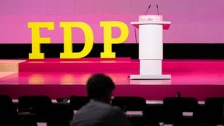 Blick auf ein FDP Schriftzug und Rednerpult auf dem Bundesparteitag der FDP in Berlin.