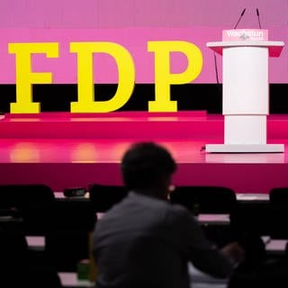 Blick auf ein FDP Schriftzug und Rednerpult auf dem Bundesparteitag der FDP in Berlin.