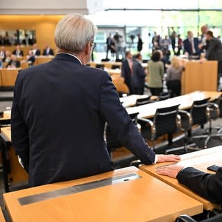 Der amtierende Innenminister Georg Maier (l , SPD) steht neben Klaus-Dieter von der Weiden, Präsident des Thüringer Verfassungsgerichtshofes, während die konstituierende Sitzung des Thüringer Landtags zum zweiten Mal unterbrochen wurde.