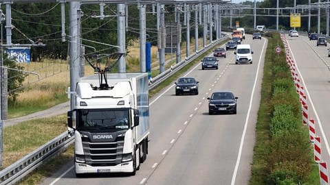 Auf der „eWayBW“ Pilotstrecke fährt ein elektrisch betriebener Oberleitungs-Lastwagen. Die Testphase zur Erprobung der Oberleitungstechnologie für Lkw in Baden-Württemberg läuft seit dem 1. Juli 2021.