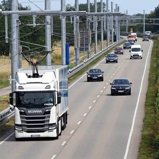 Auf der „eWayBW“ Pilotstrecke fährt ein elektrisch betriebener Oberleitungs-Lastwagen. Die Testphase zur Erprobung der Oberleitungstechnologie für Lkw in Baden-Württemberg läuft seit dem 1. Juli 2021.