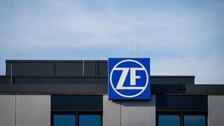 Das ZF-Logo am Verwaltungsgebäude des ZF Werks in Saarbrücken.