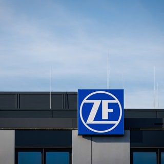 Das ZF-Logo am Verwaltungsgebäude des ZF Werks in Saarbrücken.