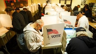 US-Wahl: Amerikaner in der Wahlkabine bei Stimmabgabe