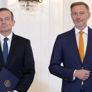 Volker Wissing, Bundesminister für Digitales und Verkehr sowie neuer Bundesminister der Justiz, steht neben Christian Lindner (FDP), ehemaliger Bundesminister der Finanzen, im Schloss Bellevue.