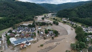 Eine Luftaufnahme zeigt das Ausmaß der Zerstörungen an der Ahr, nachdem in der Nacht auf den 15. Juli 2021 eine Flutwelle die Orte dort überschwemmt hatte.