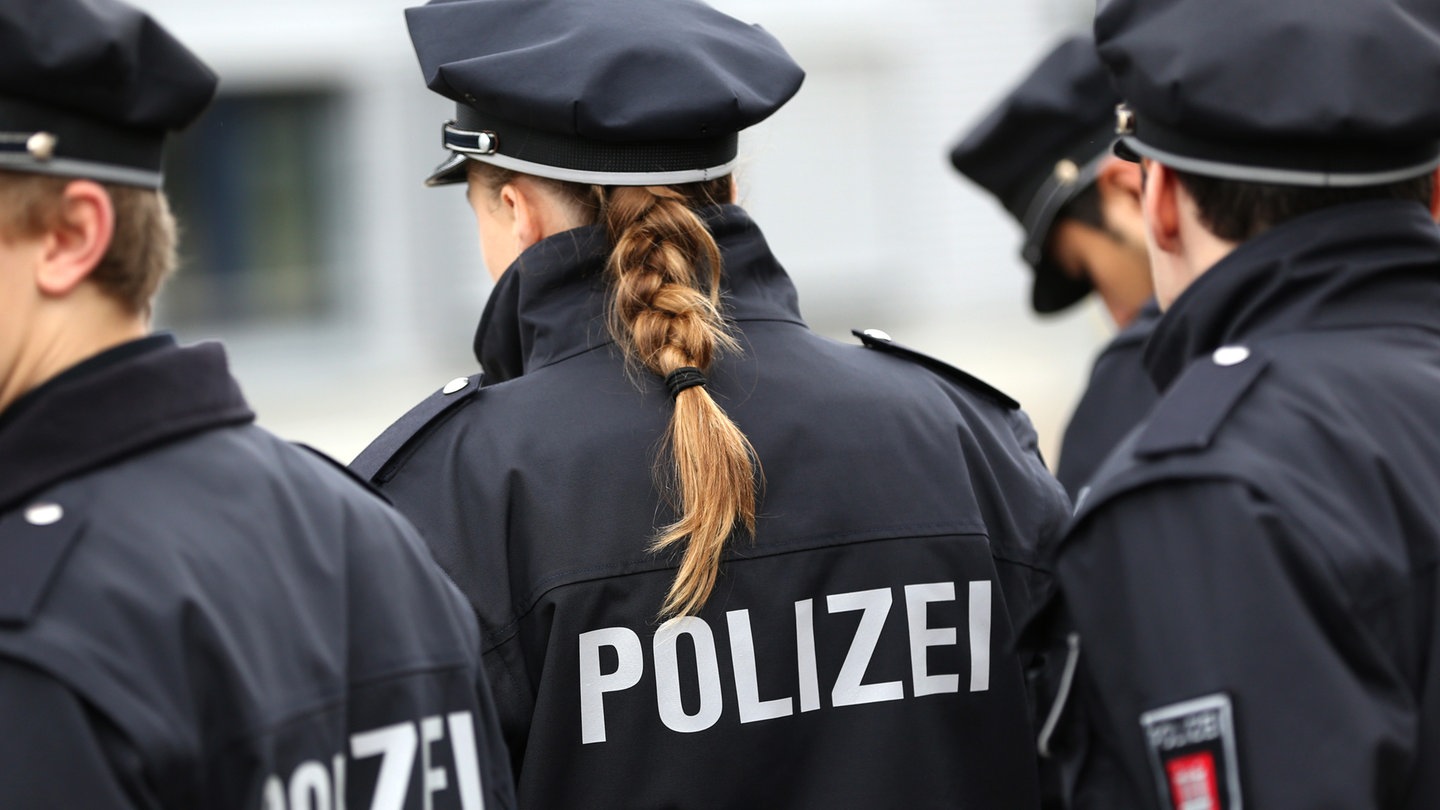 Auszubildende einer Polizeischule beobachten einen Einsatz des Mobilen Einsatzkommandos.